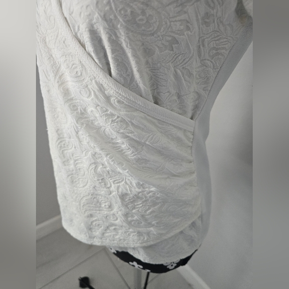 Elegant White Wrap Top Size L - Picture 2 of 9